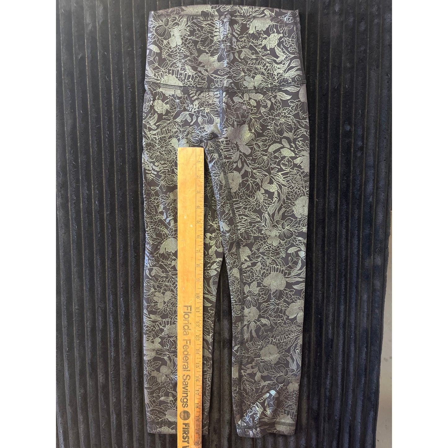 Womens Lululemon Leggings Size 2 Gold and Black Metal Pattern