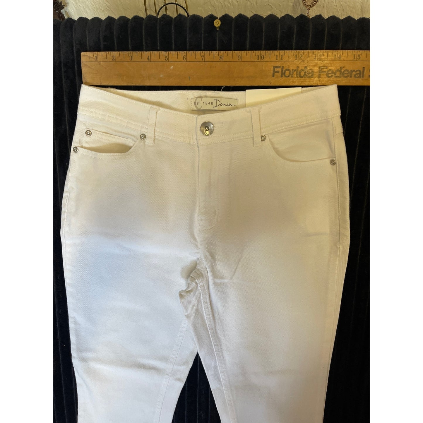 NWT Est. 1946 Denim Women's White Capris – Size 6