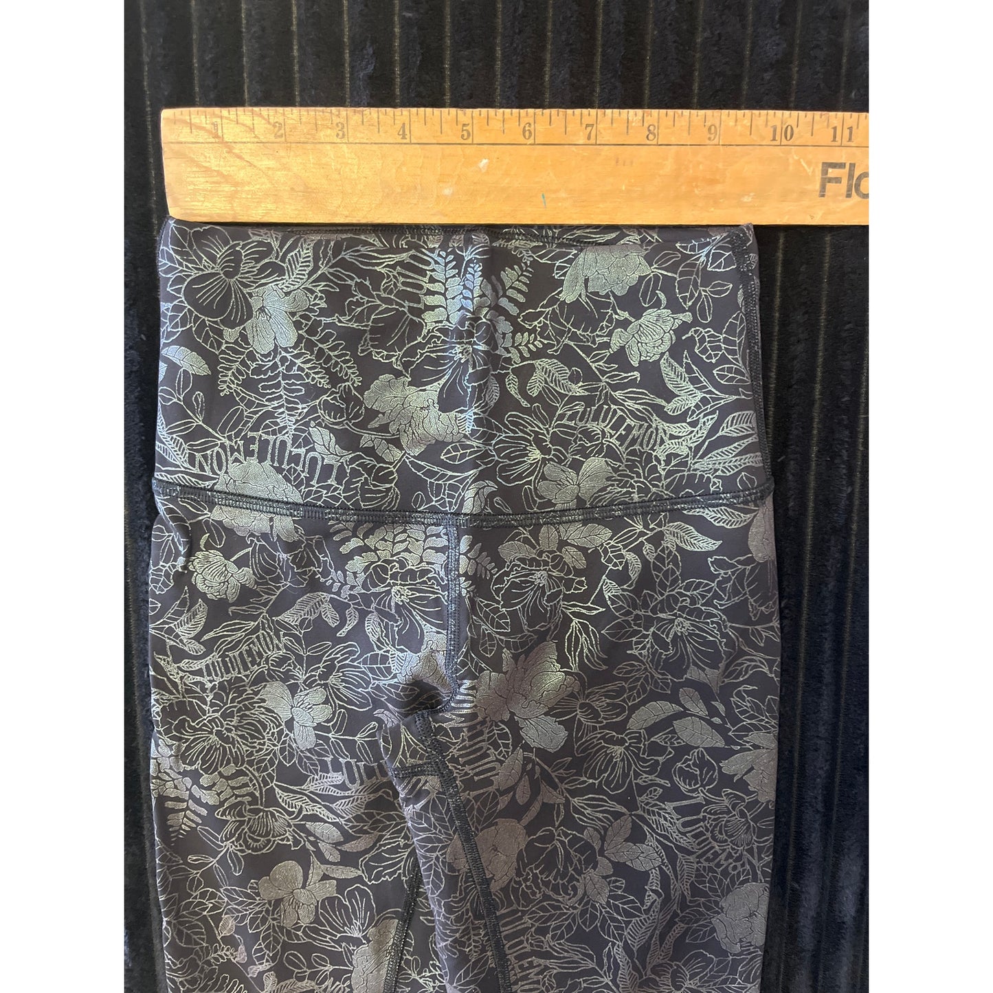 Womens Lululemon Leggings Size 2 Gold and Black Metal Pattern